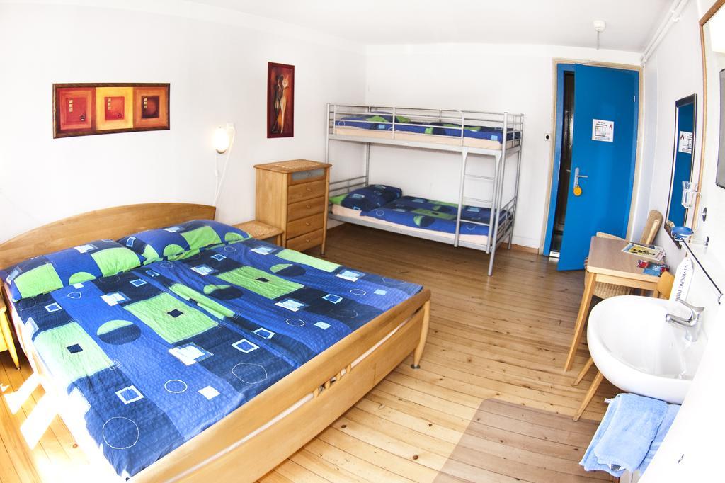Hostel Happy